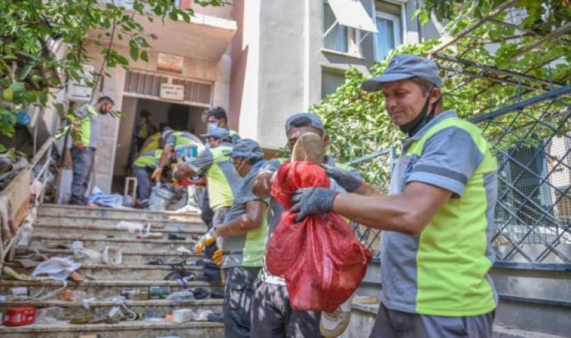 4 katlı apartmandan 6 kamyon çöp çıktı