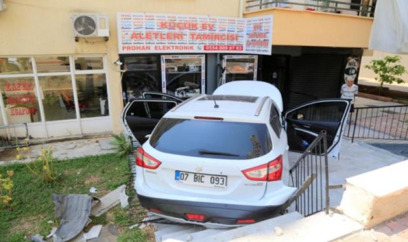 Apartman bahçesine uçan araç, açık işyerine santimetreler kala durabildi