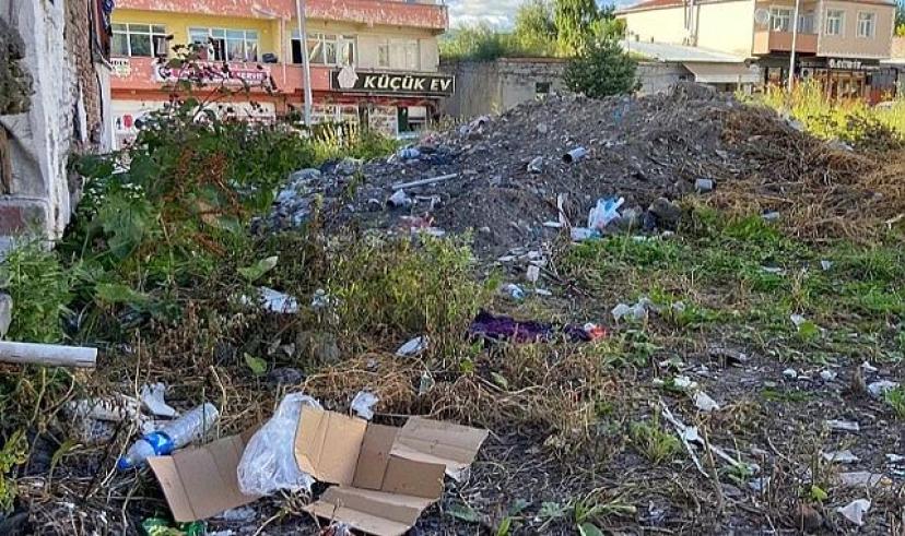 Ardahan’da çöp tepkisi; “Burası Halk Kütüphanesi mi? çöp toplama merkezi mi?