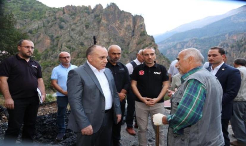 Artvin Valisi Ünsal: Devletimizin tüm imkanlarıyla evleri yangından dolayı zarar gören vatandaşlarımızın yanındayız