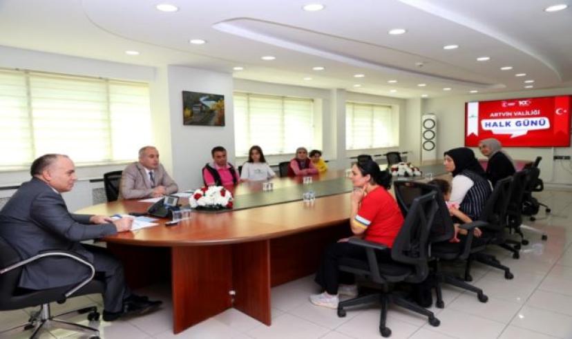 Artvin Valisi Ünsal, vatandaşların  dertlerine çare bulmaya devam ediyor  