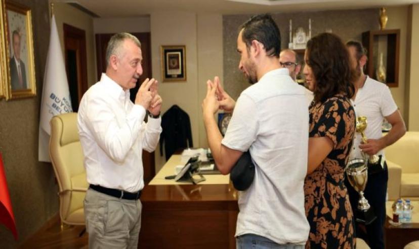 Başkan Büyükakın’dan işitme engellilere tam destek