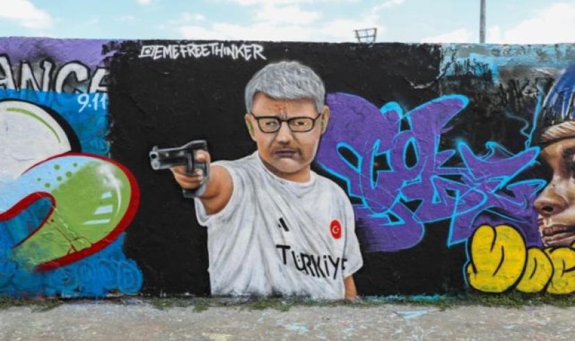 Berlin Mauer Park’ta Türk Sporcu Yusuf Dikeç’in İkonik Pozu grafitiye dönüştü