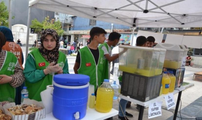 Gazze için limonata ve kurabiye sattılar