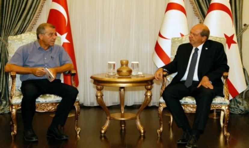 Hakan Oran “Depremden Korkmuyoruz” adlı kitabını Cumhurbaşkanı Tatar’a takdim etti