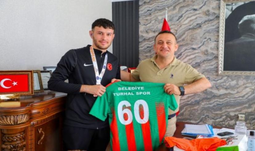 Milli Futbolcuyu Başkan M.Erdem Ural makamında ağırladı