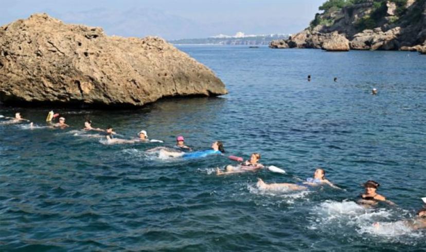 Muratpaşa’nın mavi bayraklı plajında su cimnastiği 