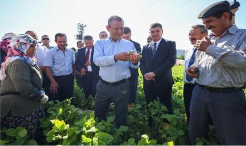 Özgür Özel Burdur’da fasülye tarlasındaki işçilerle buluştu
