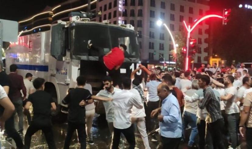 Protesto yapan bir grup, özel işletmelere saldırdı