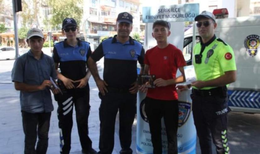 Serik polisi sahillerde güvenlik bilgilendirmesi yaptı