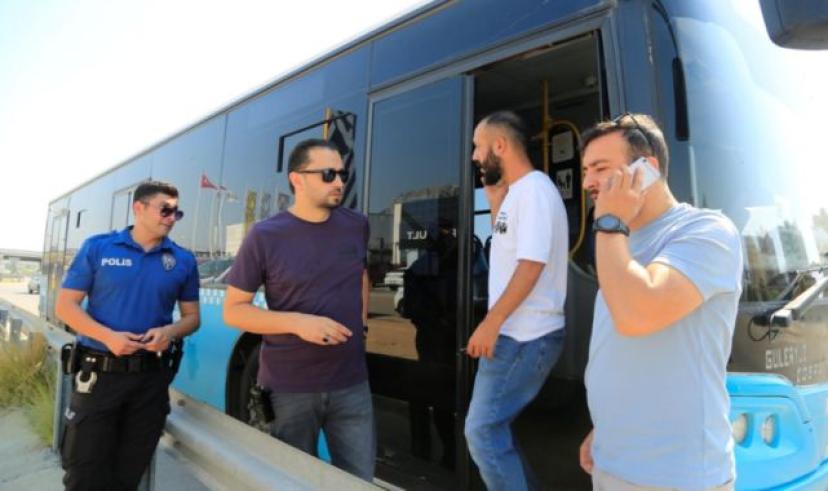 Trafikte sürücüsü ile tartıştığı halk otobüsünün kontağını alarak kaçtı