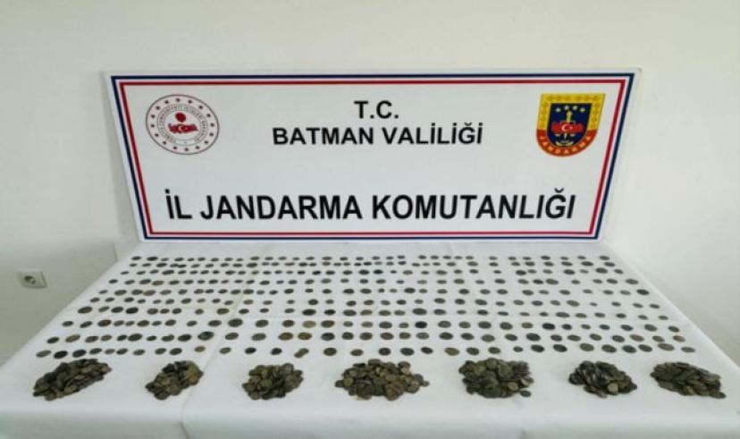 Uyuşturucu ve tarihi sikke ele geçirildi