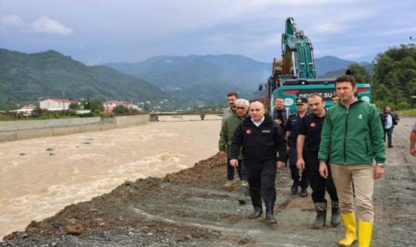 Artvin’de sel ve heyelandan kapanan 32 köy yolu ulaşıma açıldı