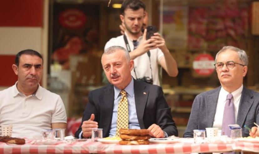 Başkan Büyükakın, her adımı esnafla paylaşıyor