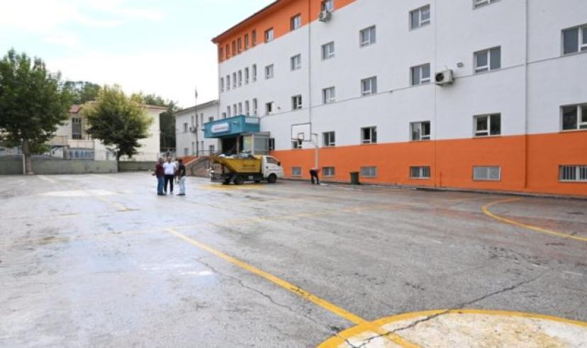 Battalgazi Belediyesi’nden okullarda bahçe temizliği
