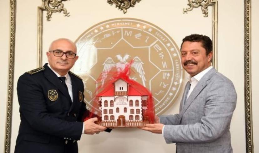 Belediye Başkanı Dr. Özer Kasap tüm zabıtaların zabıtalar haftasını kutladı