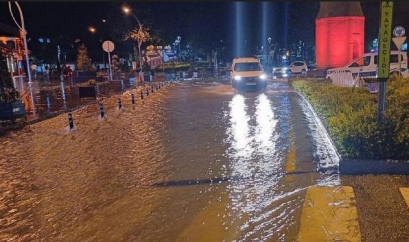 Çorum’u sel; Yollar göle döndü