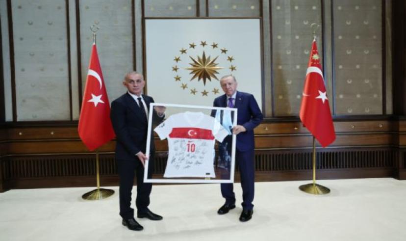 Erdoğan, TFF Başkanı Hacıosmanoğlu ve heyetini kabul etti