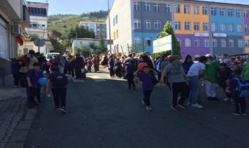 Gazi İlk ve Ortaokulu’ndaki öğrenciler trafik tehlikesi ile karşı karşıya