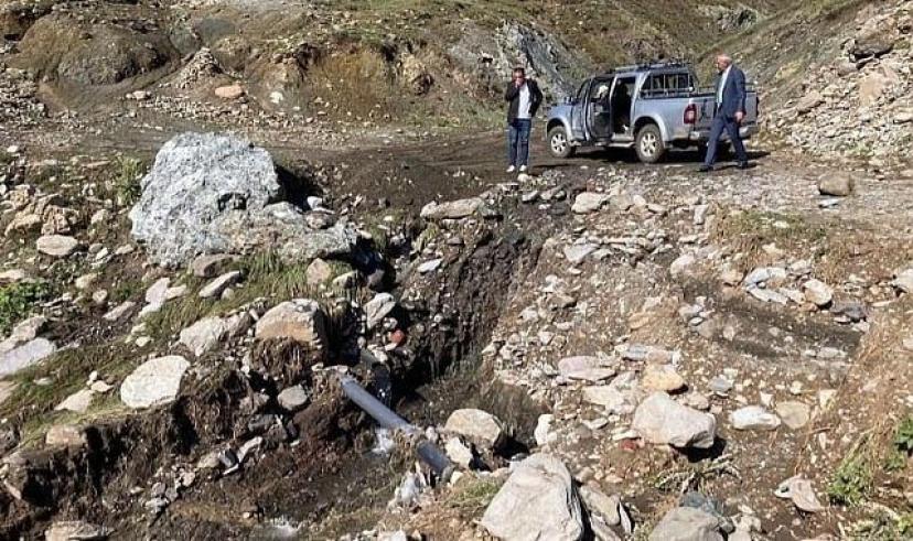 Göle’de sağanak yağış sele dönüştü: Su hattı hasar gördü