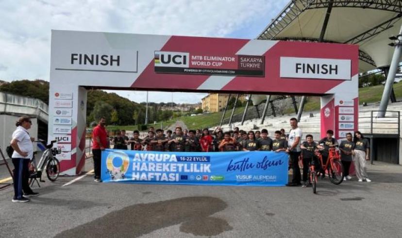 İlkokul minikleri vadide Büyükşehir’in ‘hareket’ gününde pedal çevirdi
