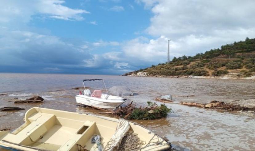 İzmir’de yoğun yağış: Yollar sele döndü, binalar çöktü