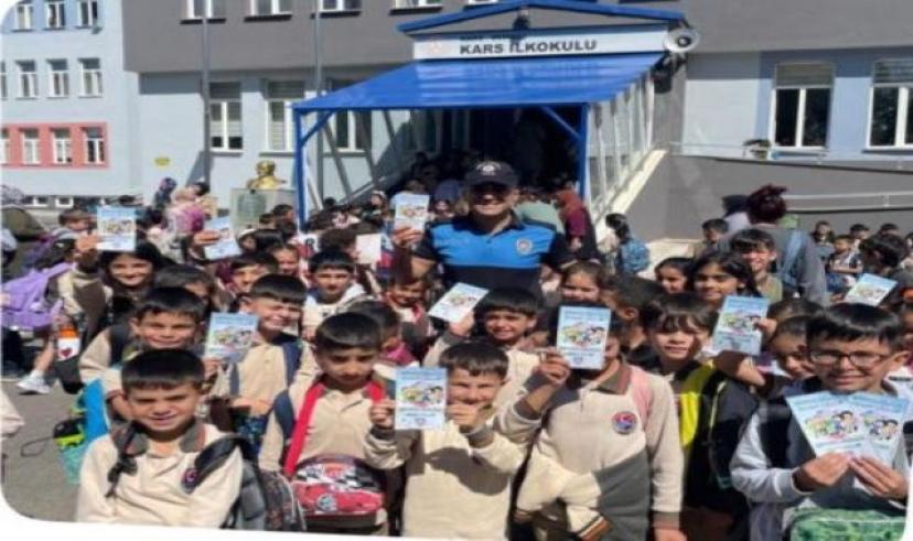 Kars Emniyeti “Uyuma Projesi” tanıtımını yaparak broşür dağıttı