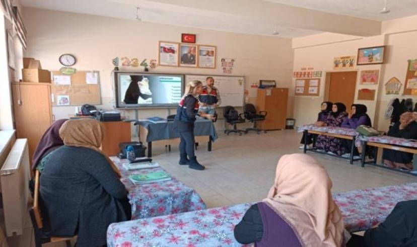 Kars Jandarma ekipleri, anne ve gençlere eğitim verildi