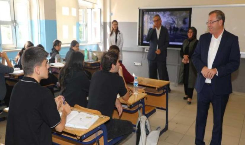 Kars Valisi Ziya Polat, Fen Lisesi’ni ziyaret ederek incelemelerde bulundu