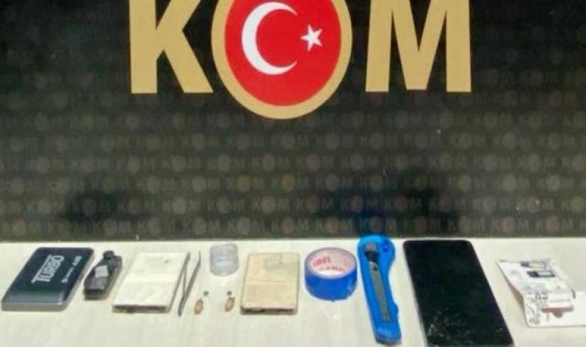 Kars’ta düzenekle kopye çeken aday polise takıldı