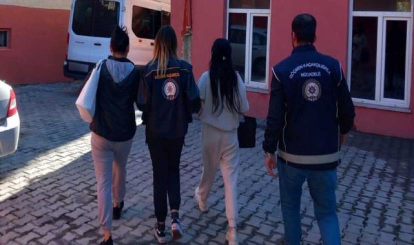 Kars’ta yakalanan 8 düzensiz göçmen sınır dışı edildi