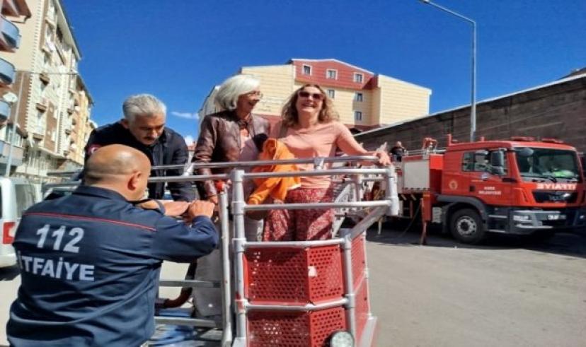 Kars’ta yangından kurtarılan Hollandalı turistlerden itfaiyeye ziyaret