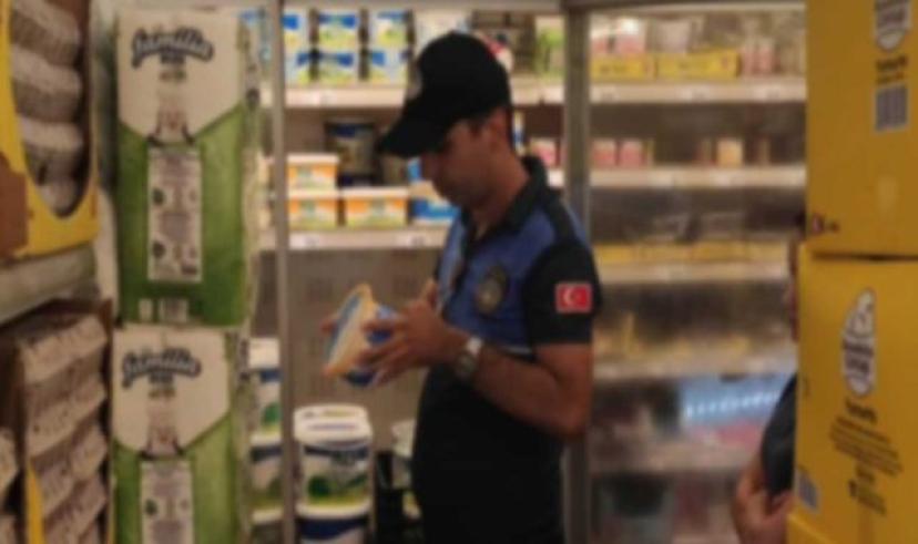 Kaş’ta zabıta ekiplerinden market denetimi