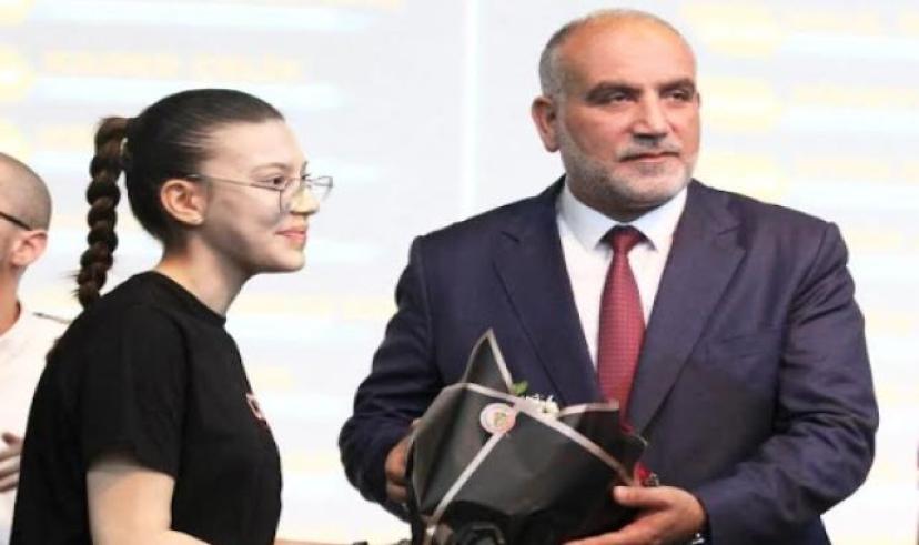 Sandıkçı: YKS ve LGS’de derece elde eden tüm öğrencilerimizi hediyeleriyle buluşturduk