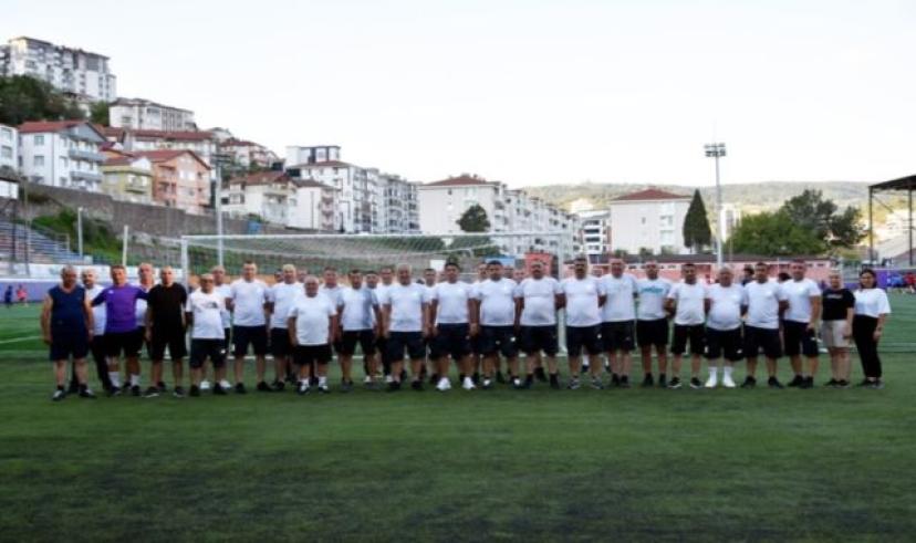 Zabıta sahaya indi, spor yaptı