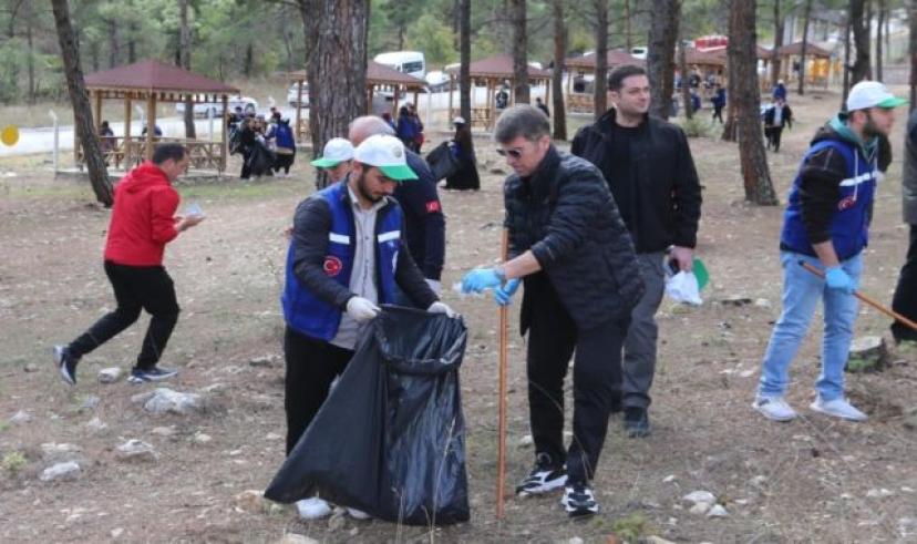 Amasya Valisi Önder Bakan, gençlerle çevre temizliği yaptı