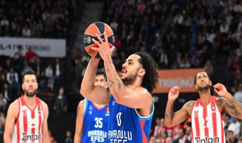 Anadolu Efes, Olympiakos’a karşı 15 sayı geriden gelerek kazandı