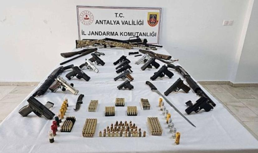 Antalya’da 15 adrese eş zamanlı operasyon