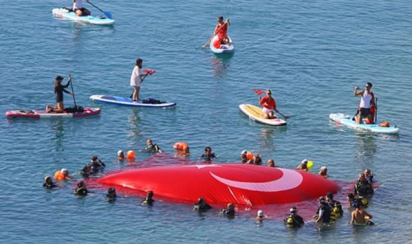 Antalya’da Cumhuriyet bayramı denizde de kutlandı