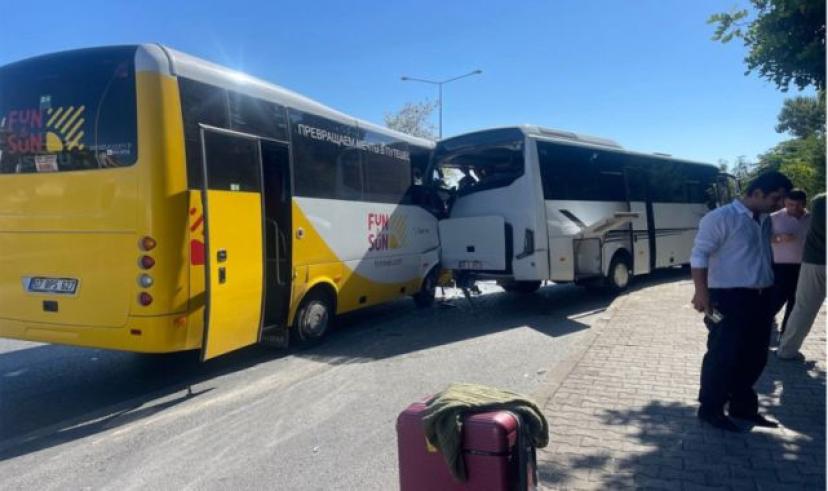Antalya’da tur midibüsleri çarpıştı: 12 yaralı