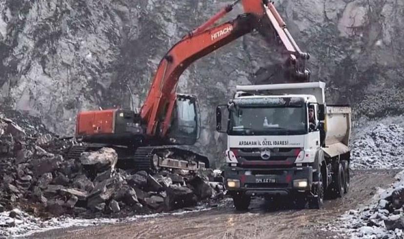 Ardahan’daki TIR Parkı’nda çalışmalar kar yağışına rağmen sürüyor