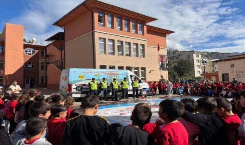 Artvin’de jandarmadan öğrencilere güvenlik trafik eğitimi