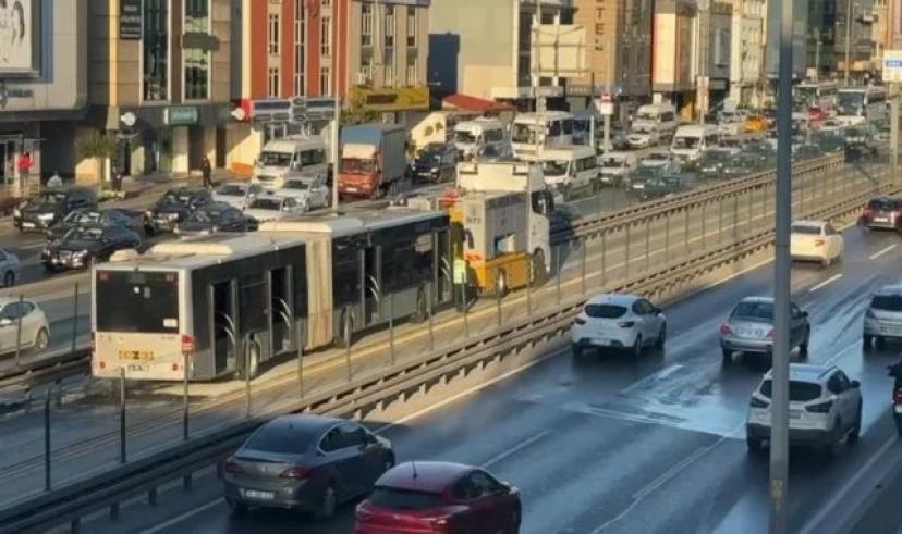 Avcılar Cihangir metrobüs durağında yangın çıktı