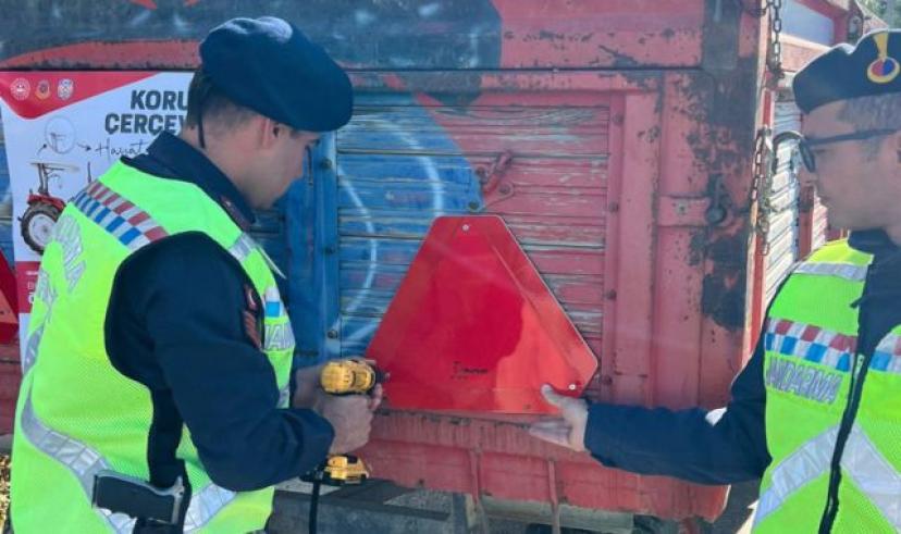 Beypazarı’nda jandarmadan traktör römorklarına “Reflektör tak görünür ol” uygulaması