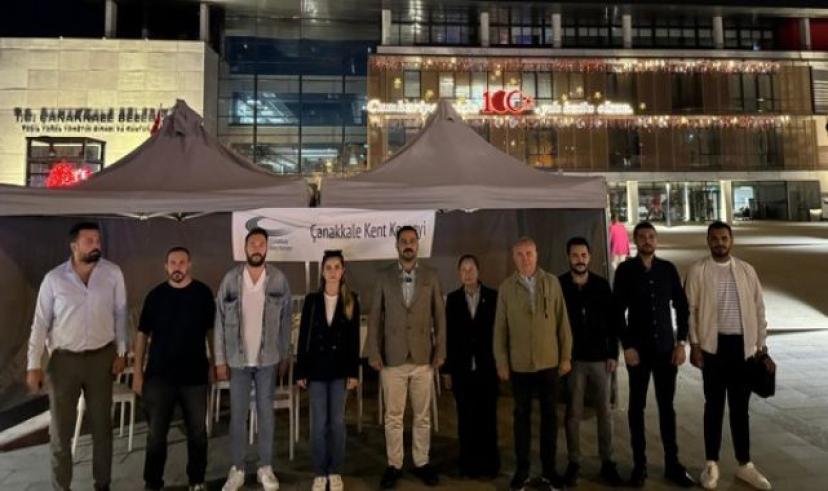 Çanakkale Kent Konseyi binasına kilit vuruldu: Yeni Yönetim Kurulu Belediyenin Önüne Çadır Kurdu!