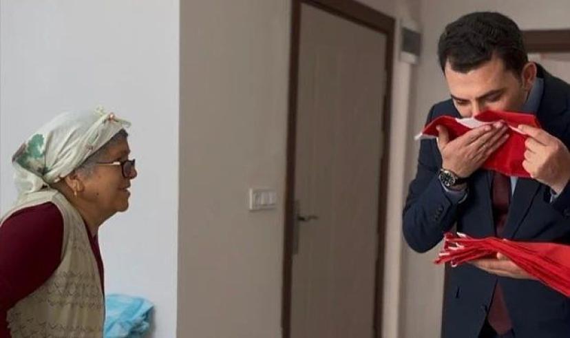 Cumhuriyet’in 101. Yılı huzurevinde bayrak hediyesiyle kutlandı