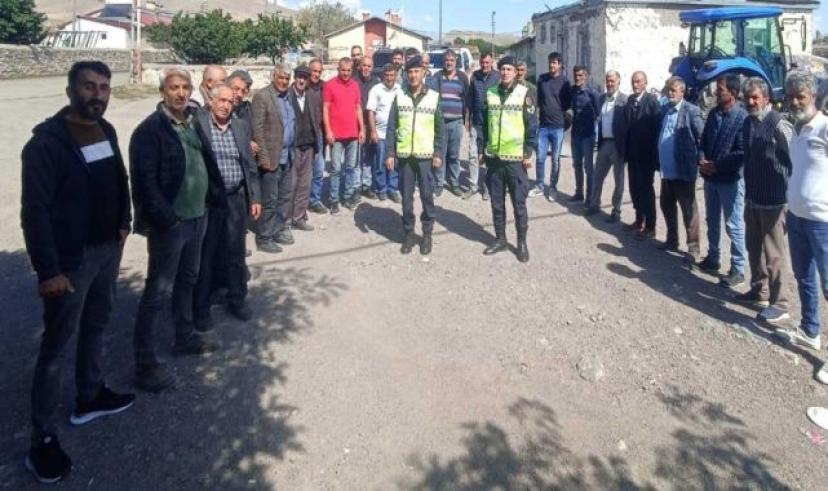 Digor İlçe Jandarma Komutanlığı traktör sürücülerine kuralları hatırlattı