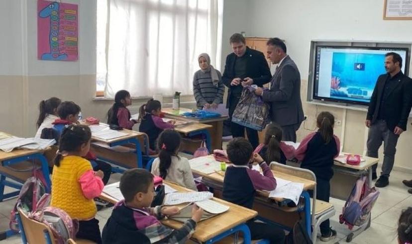 Hanak’ta Kaymakam Meram’dan Ortakent İlk ve Ortaokuluna ziyaret