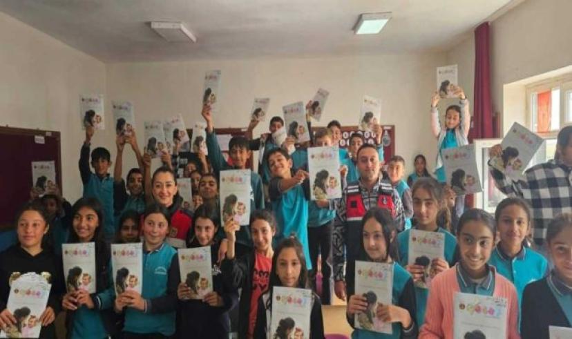 Kars Jandarma ekipleri, Subatan köyü’nde öğrencilere hediye dağıttı