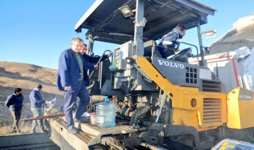 Kars Valisi Ziya Polat yol çalışmalarına katıldı